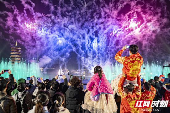 大年初一,近万人游铜官窑古镇。