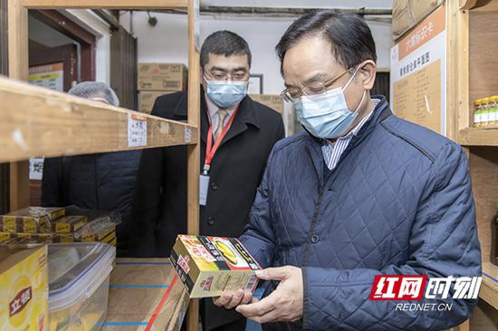 湖南省市场监管局开展“年关守护”行动，检查食品安全。
