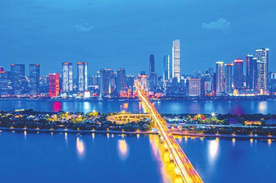 ▲湘江在长沙市区穿城而过,湘江一桥跨越江心的橘子洲,联系起湘江的东西两岸,东岸林立的高楼勾勒出了城市妩媚的天际线。图 / 唐军