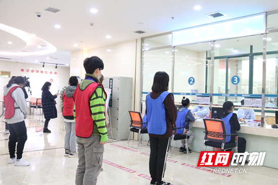 应征女青年排队等候抽血。