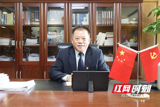 全国人大代表，建设银行湖南省分行党委书记、行长文爱华。
