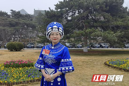 多年的履职中石红将少数民族的发展重担放在肩上,落在心里,不断呼吁加强少数民族特色文化保护与传承。
