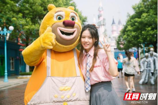 株洲方特还推出系列女性专属礼遇,西部餐厅、临水餐厅还推出了女性就餐八折优惠,女性租赁代步车还可享受3.8折超值优惠等。