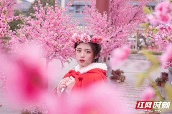 即日起至3月7日,女性游客仅需半价即可在方特旅游APP预订“女神票”,享受女神专属福利。