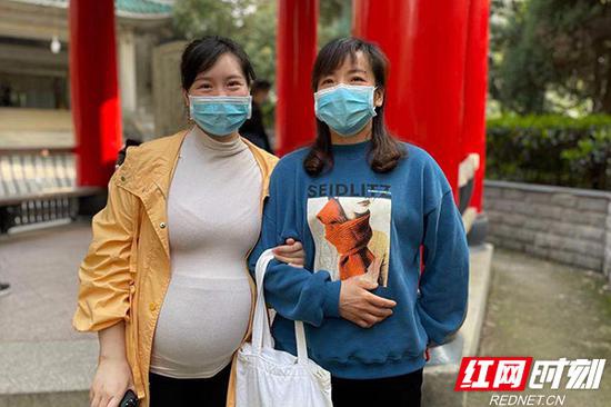 湖南省第五批援鄂医疗队队员、南华大学附属长沙中心医院护士李晓，带着妈妈和肚子里的宝宝来赏花。