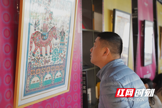 观众正在观赏现场展出的陕西“剪花娘子”库淑兰的剪纸作品原作
