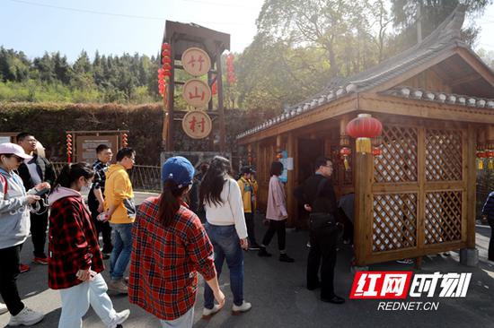媒体团走进竹山村,看当地“美丽战胜贫困”的累累硕果