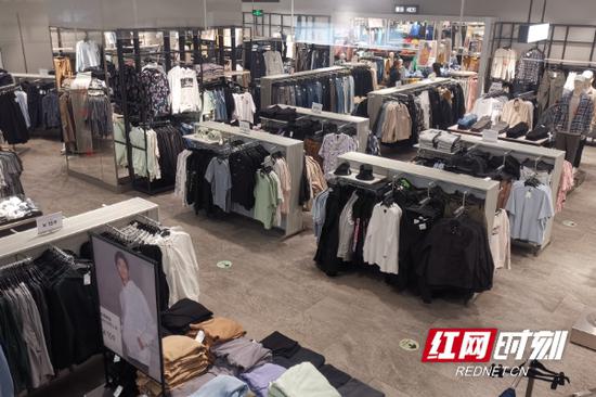 长沙市某H&M实体店正常营业,但顾客寥寥。