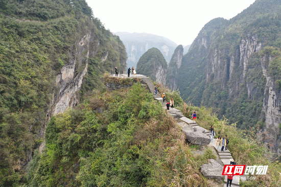媒体团在问天台感受脱颖而出的壮美风景