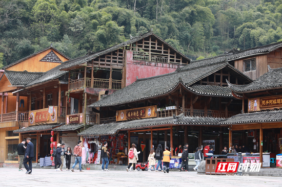 德夯苗寨依山而建,千山飞瀑环抱,是闻名的“天下鼓乡”