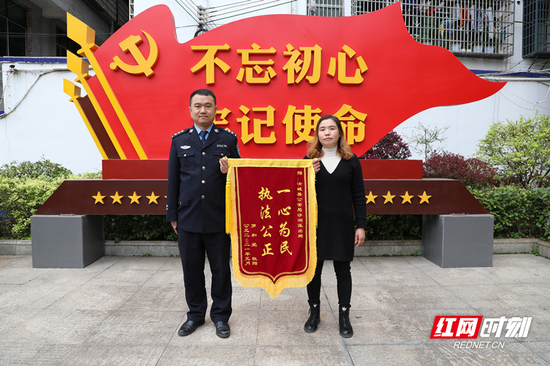 沙洲派出所接到群众送来的锦旗。
