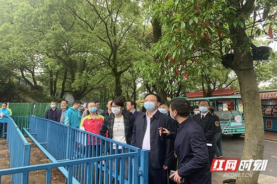 4月28日下午,湖南省市场监管局督察组正在长沙世界之窗检查大型游乐设施安全运行情况。