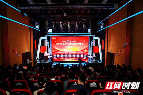 “湘侨杰青 破浪前行”为主题的2021“五四”湖南侨界优秀青年颁奖典礼在红网演播中心举办。