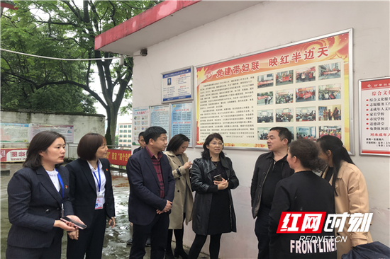 调研组对丽景社区“暖心家园”工作开展实地考察。