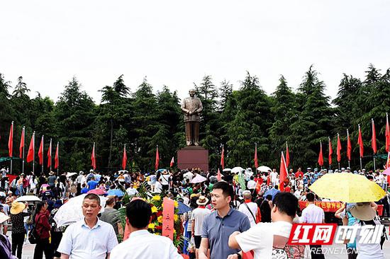 韶山红色旅游，红红火火。