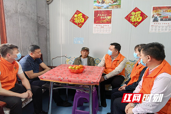聆听老兵讲述对越自卫反击战故事。
