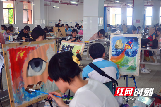参赛选手进行绘画创作。