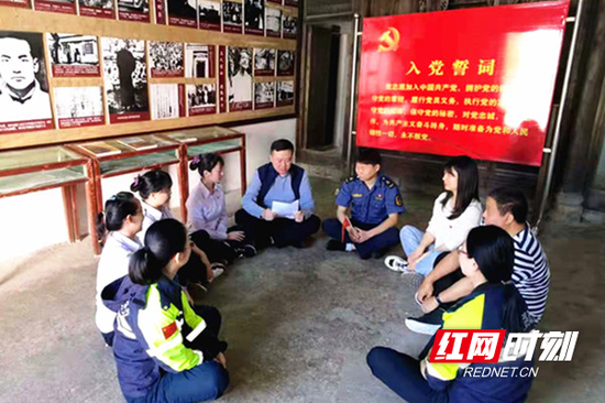 把课堂搬到了宜章县邓中夏故居。
