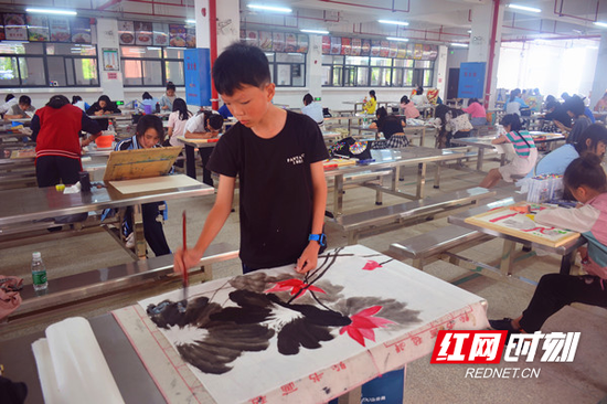 参赛选手进中国画创作。