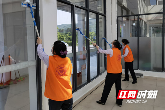在桂阳服务区对公共区域玻璃进行擦拭。