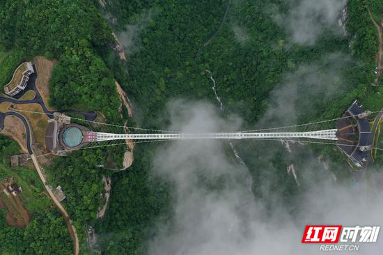 雨后的湖南张家界大峡谷玻璃桥,四周云雾缭绕。