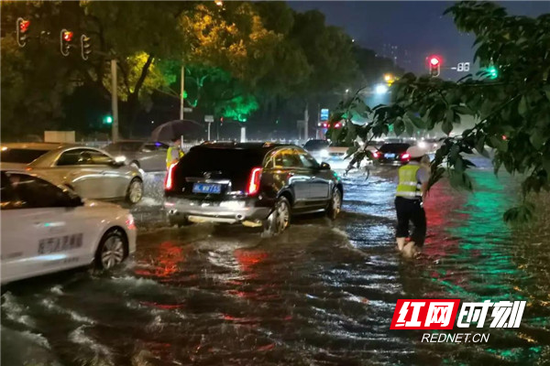 郴州民警在积水路段疏导车辆。