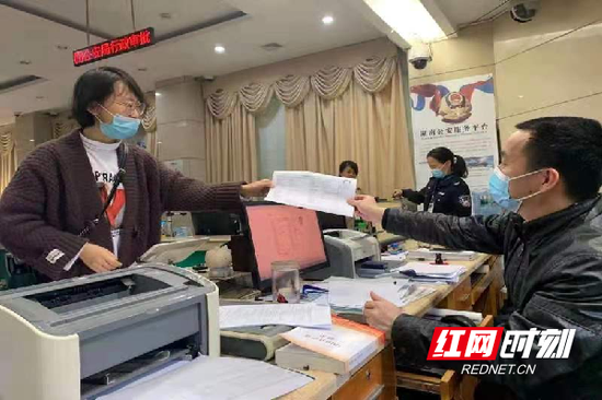推行节假日预约服务 居民身份证相片“多拍优选”措施 获得了办证群众一致好评