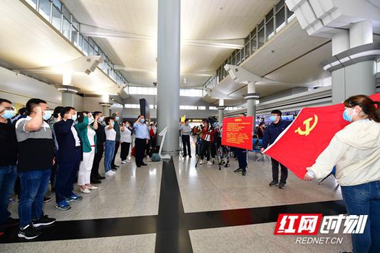 出发前,全体短期援藏队队员在党旗下庄严宣誓。