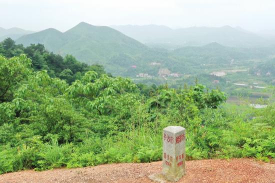 5 月 27 日,湘潭市昭山示范区七星村旁的虎形山,山顶的空地上有一根三角形水泥柱,柱子的三个面上分别用红色字体标记着湘潭市、株洲市和长沙市。组图 / 记者谢长贵