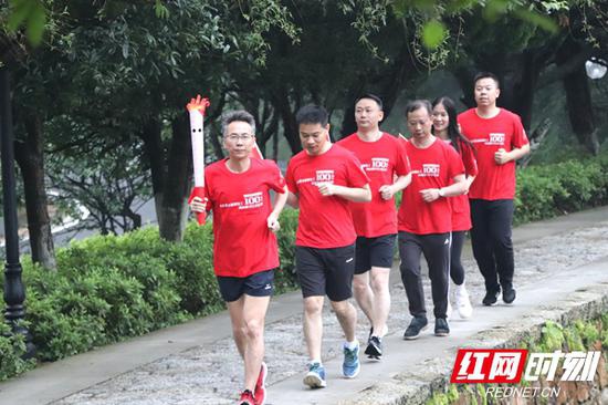 参跑代表在韶山跑出“环湘接力行”的第一棒。
