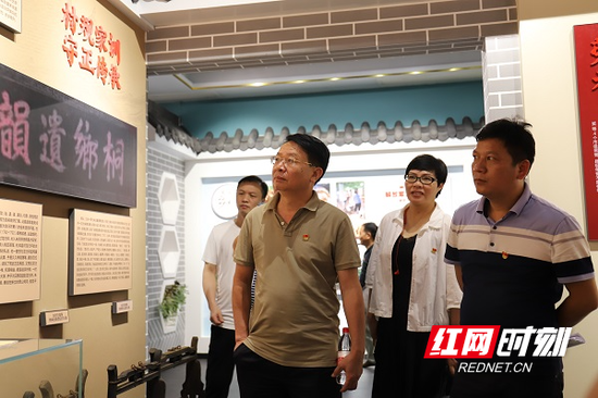 党员们正在参观“六位支书一台戏”专题展览馆