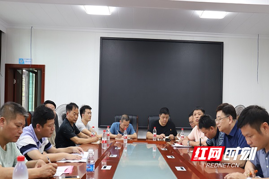 参观完展馆后党员们进行了“学史崇德”专题学习和研讨