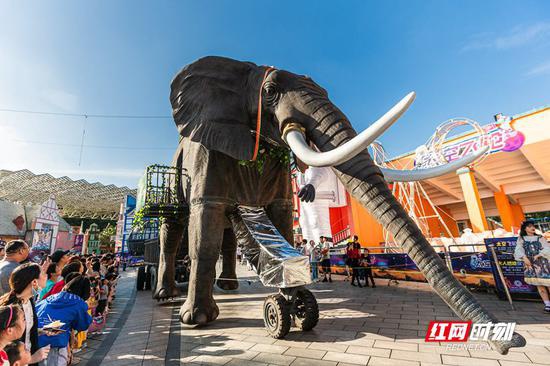 15米长、8米高的巨型“大象”出巡。