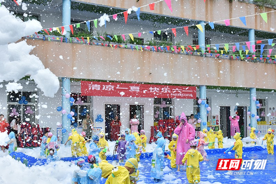 孩子们穿着雨衣雨鞋、戴着护目镜、提着小桶,在水里、在泡泡里、在指尖上,度过了一个快乐而有意义的“六一”儿童节。