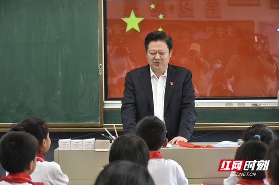 汝城县文明瑶族乡第一片小学,刘志仁与大家一起重温习近平总书记考察学校的殷殷嘱托。