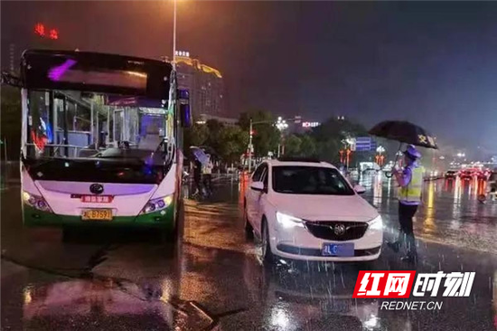 交警冒雨指挥交通。