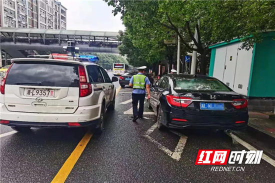检查学校及周边道路交通信号灯、标志、标线、隔离等交通安全设施。