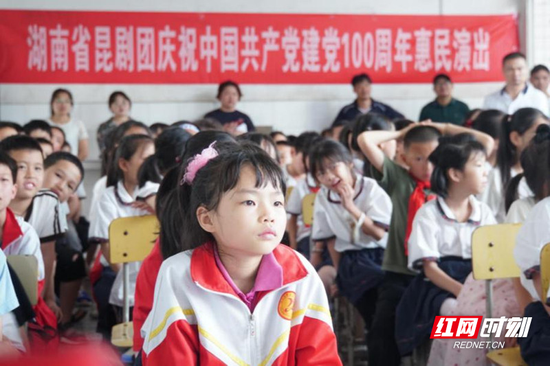 郴州市二十二中的师生们被美妙的昆曲艺术深深吸引。