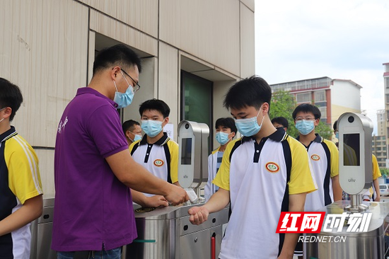 演练现场,考生戴好口罩,保持1米间隔,排队经体温检测合格,方能进入考点。