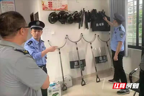 苏仙公安检查校园内部安全器具。