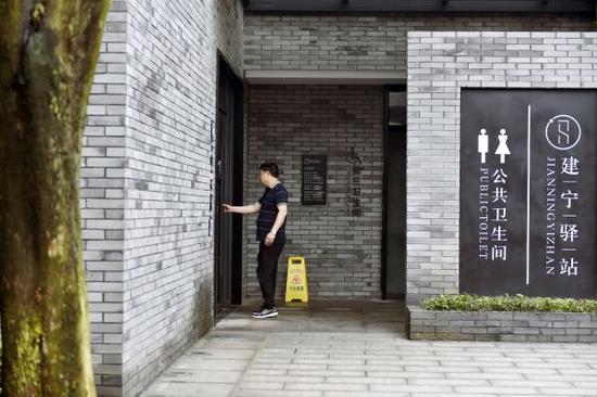 ▲ 建设路“建宁驿站”,清早就有居民前往。 (记者 刘震 摄)