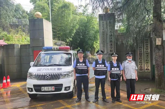 苏仙公安在辖区学校巡查。