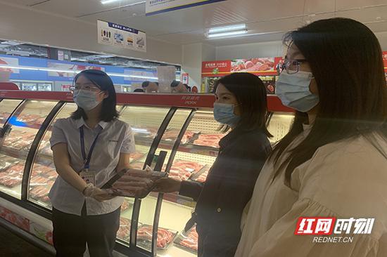 消费者代表见证抽样全过程。