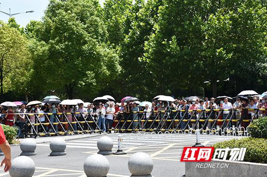 第一场语文即将考完,衡阳市一中外家长们“集合”等待。