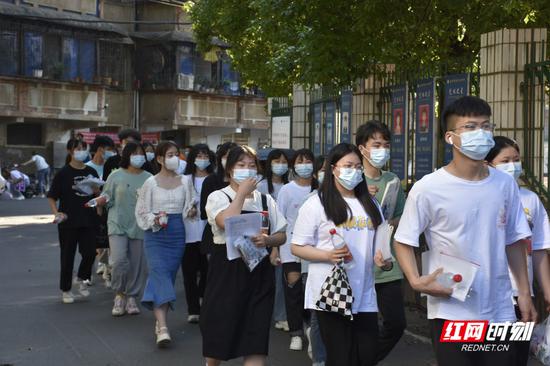 在益阳一处考场外,学生们正在有序排队进入。