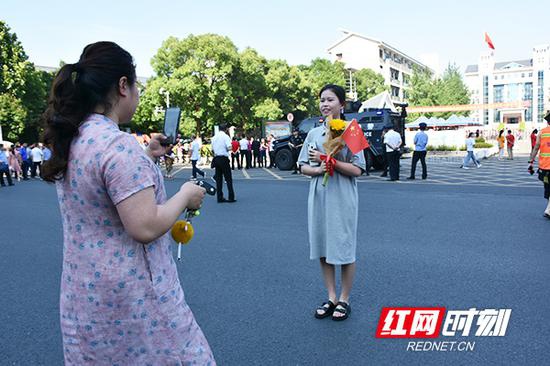 考生手拿向日葵在考点外留下倩影,寓意“一举夺魁”!