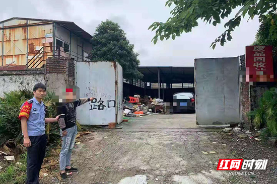13时许,分局接到群众报警称自己停放在店门口的一辆雅马哈牌摩托车被盗。