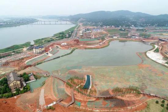 (5月2日 , 株洲市清水塘城市公园核心水域开始蓄水, 周边配套设施已见雏形 。该公园采用因地制宜原则,将湿地建设与海绵城市等理念进行有机结合,实现环境修补和生态功能修复。湖南日报·新湖南客户端记者 李健 摄)