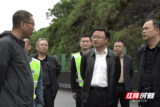 宜章县委书记、县长张润槐带头深入园区企业开展“学党史、解难题”活动。