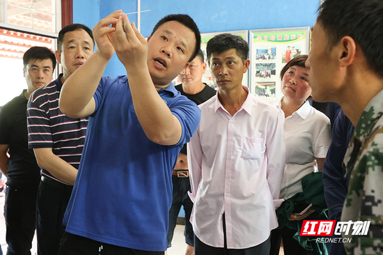省畜牧兽医研究所高帅老师在示范“稀释冻精”方法。